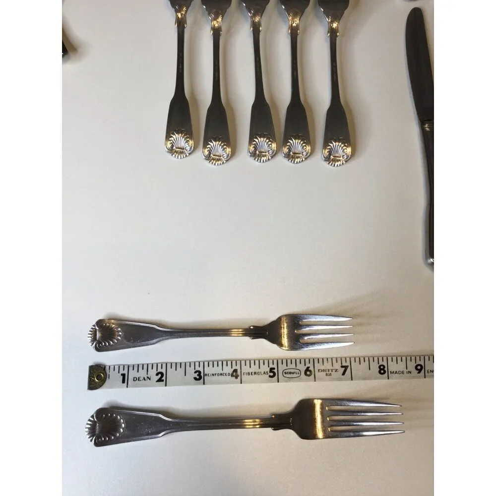 Towle 18/8 Stainless Flatware Forks Spoons Knives Serving 35 pieces Shell